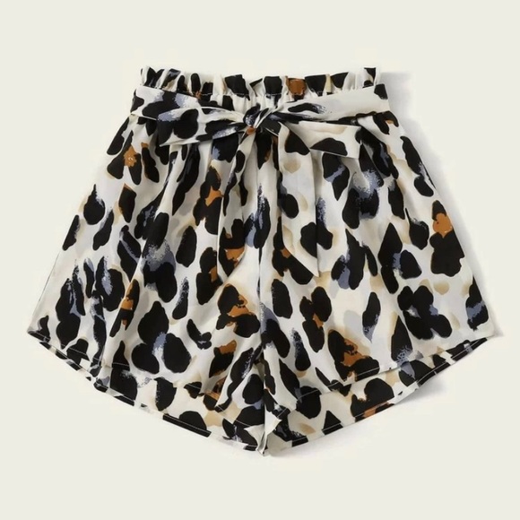 NWT $4.99 Shipping!! Animal print shorts w belt - Picture 4 of 4